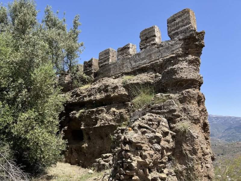 Algarrobo: a las ruinas del castillo de Bentomiz