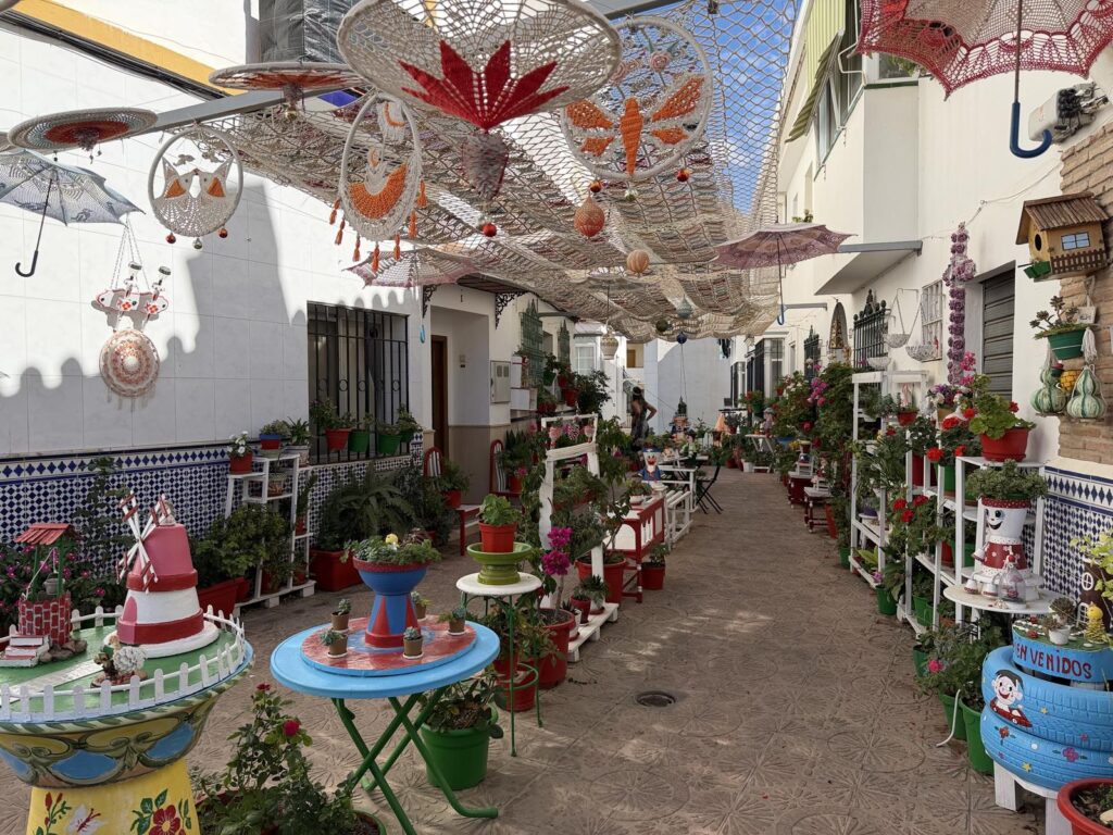 Torrox-Costa: Ermita ntra Sra de las Nieves, Iglesia de ntra Sra de la Encarnación y Ermita de San Roque