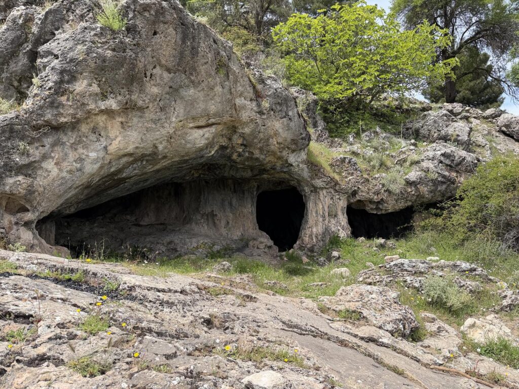 Huétor Santillán: Cueva de los Mármoles, Fuente de la Teja, Rio Darro